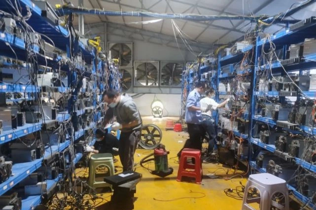 Interior view of a modern mining farm in Mexico with numerous rigs operating